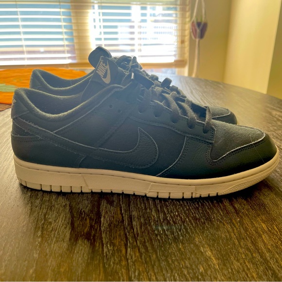 LIKE NEW! Nike Dunk Retro Premium - Picture 2 of 5